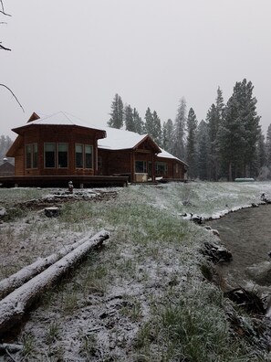 Klassiek huisje, 1 slaapkamer, koelkast & magnetron, uitzicht op rivier | Uitzicht vanuit de kamer