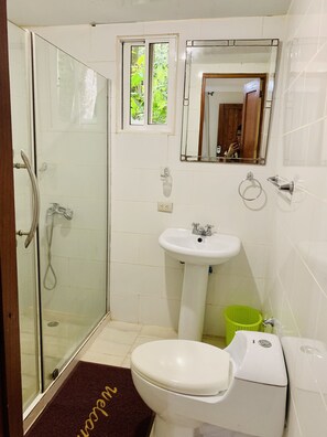 Zimmer, 2 Queen-Betten, Balkon, Poolblick | Badezimmer | Dusche, kostenlose Toilettenartikel