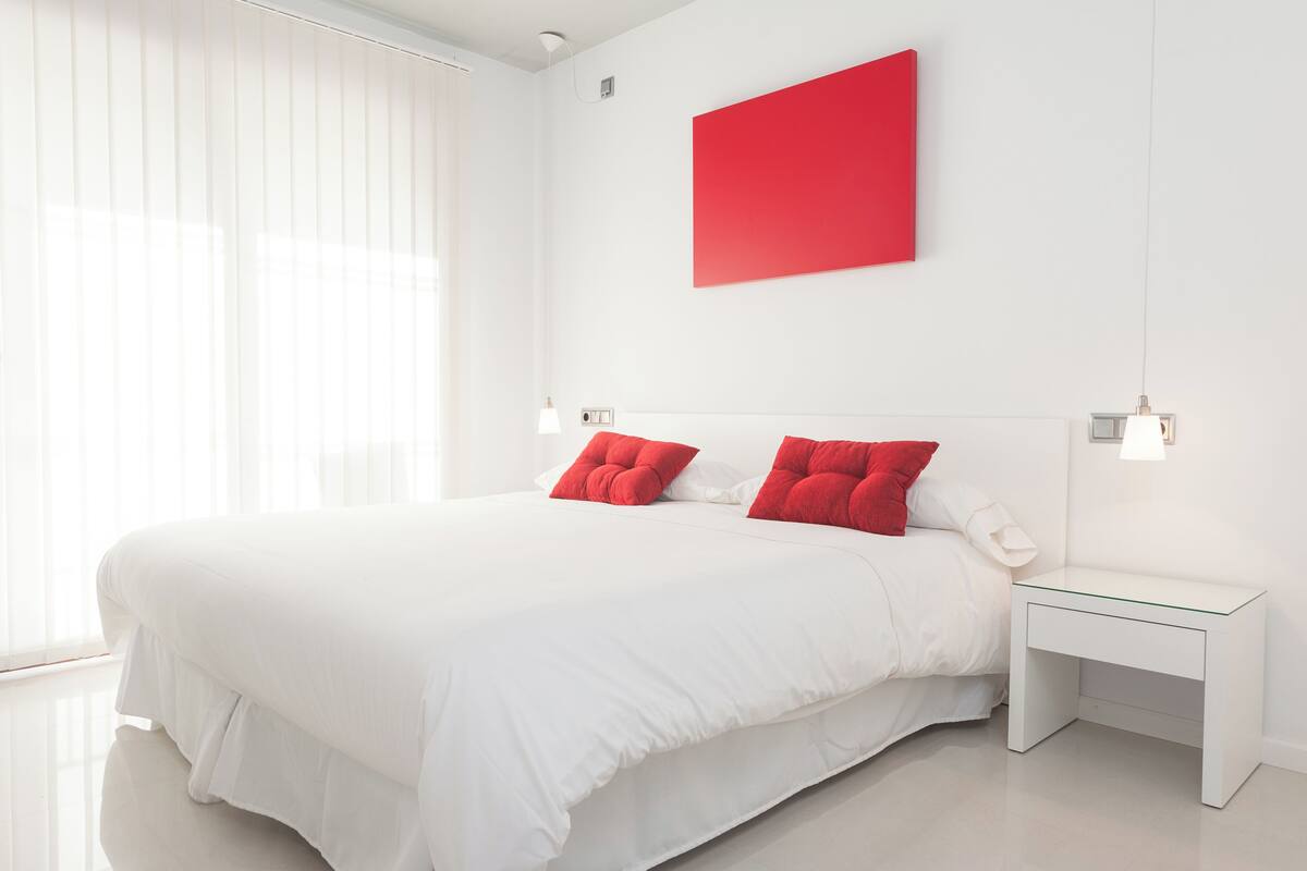 Minibar, escritorio, wifi gratis y ropa de cama