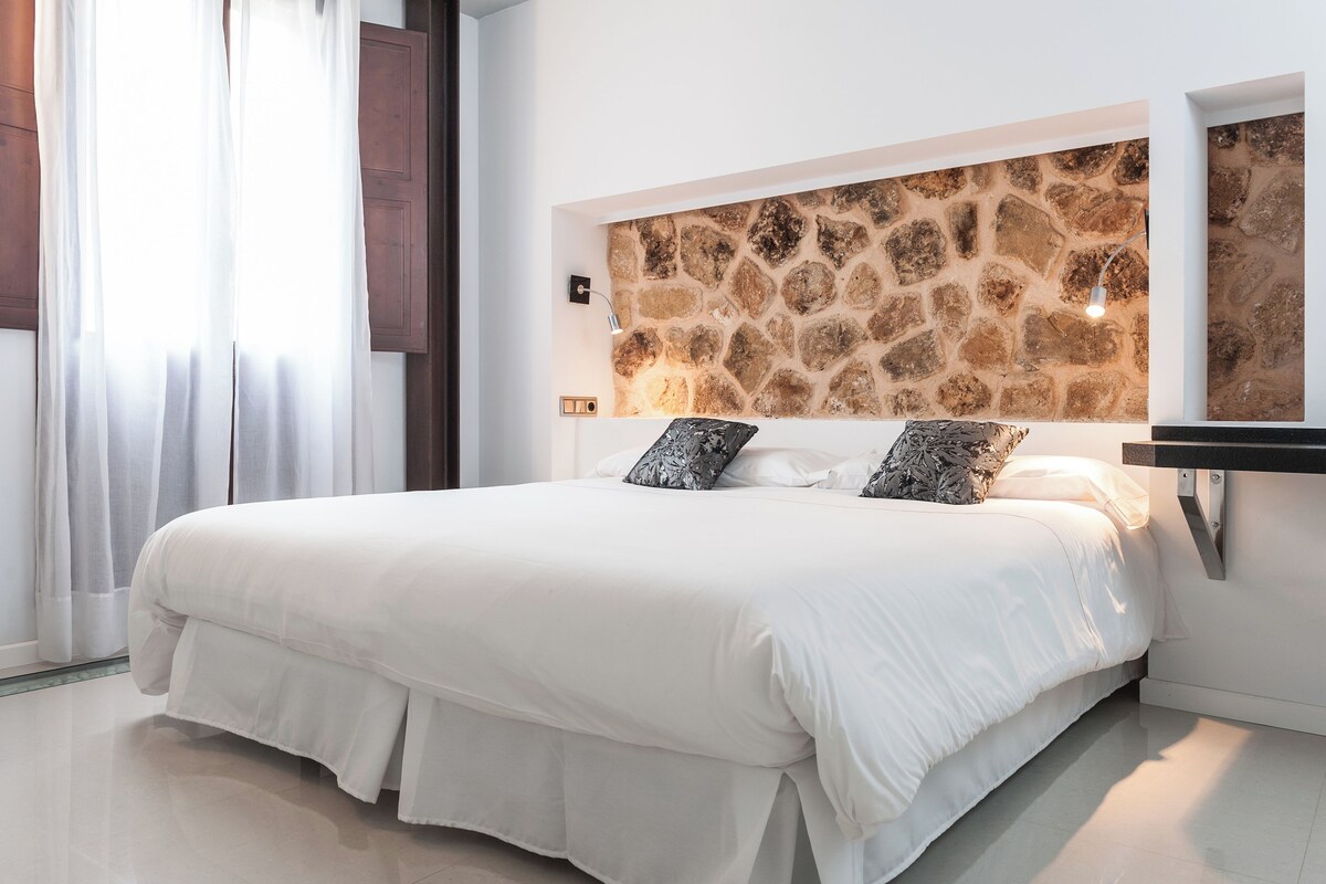 Minibar, escritorio, wifi gratis y ropa de cama
