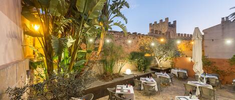 Aperto a colazione, pranzo e cena, cucina mediterranea 