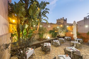 Aperto a colazione, pranzo e cena, cucina mediterranea 