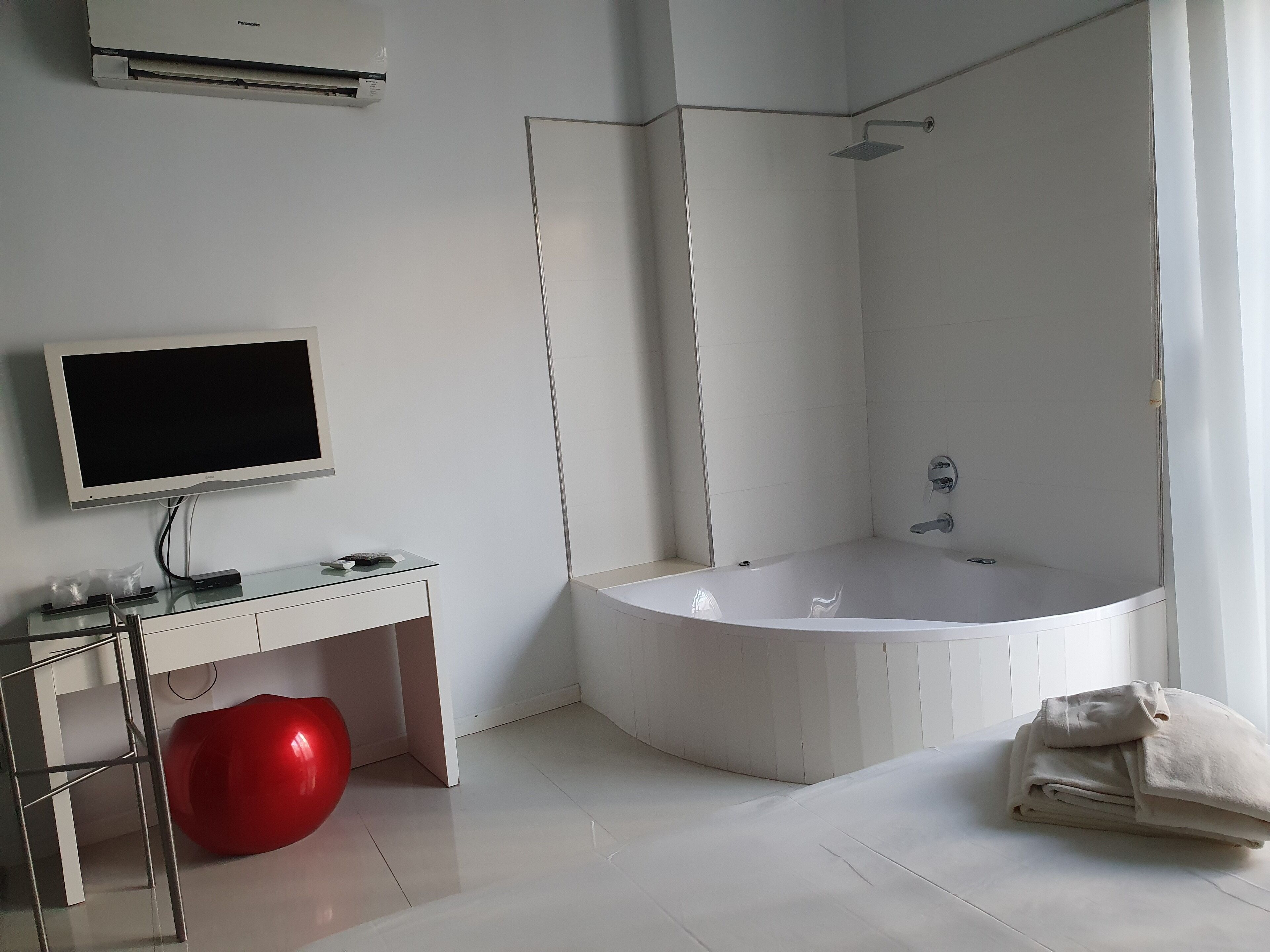 Private spa tub