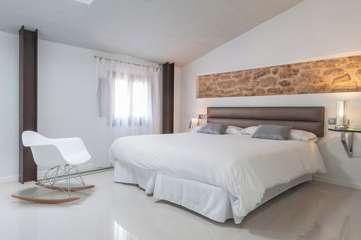 Minibar, escritorio, wifi gratis y ropa de cama