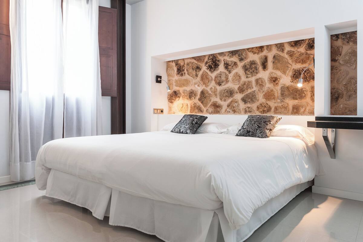Minibar, escritorio, wifi gratis y ropa de cama