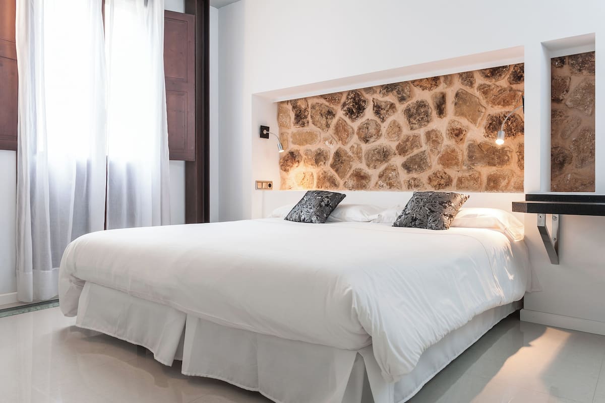 Minibar, desk, WiFi (free), bed sheets