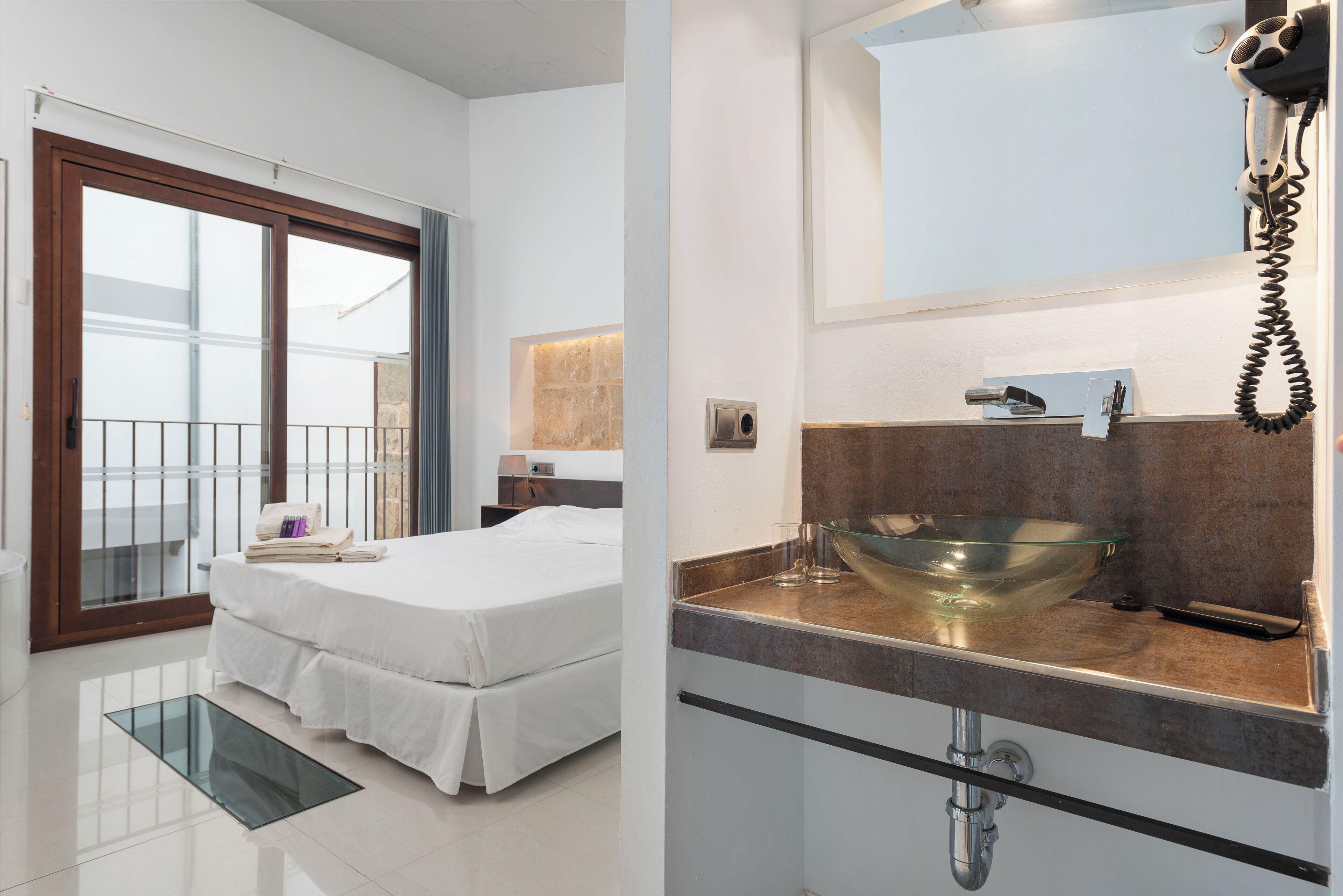 Minibar, desk, free WiFi, bed sheets