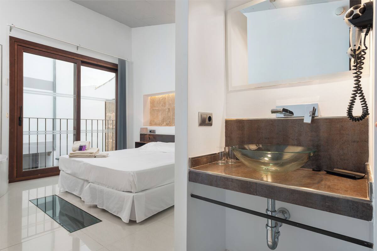 Minibar, escritorio, wifi gratis y ropa de cama