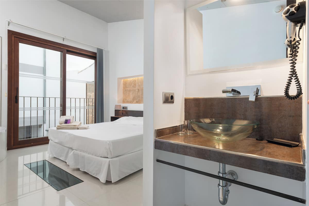 Minibar, desk, WiFi (free), bed sheets