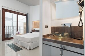 Minibar, escriptori, wifi gratuïta i roba de llit 