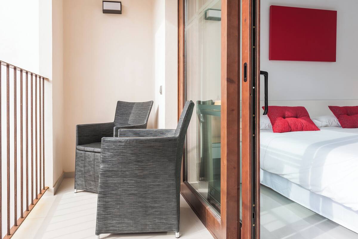 Minibar, escritorio, wifi gratis y ropa de cama
