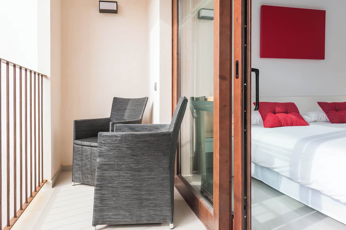 Minibar, desk, WiFi (free), bed sheets