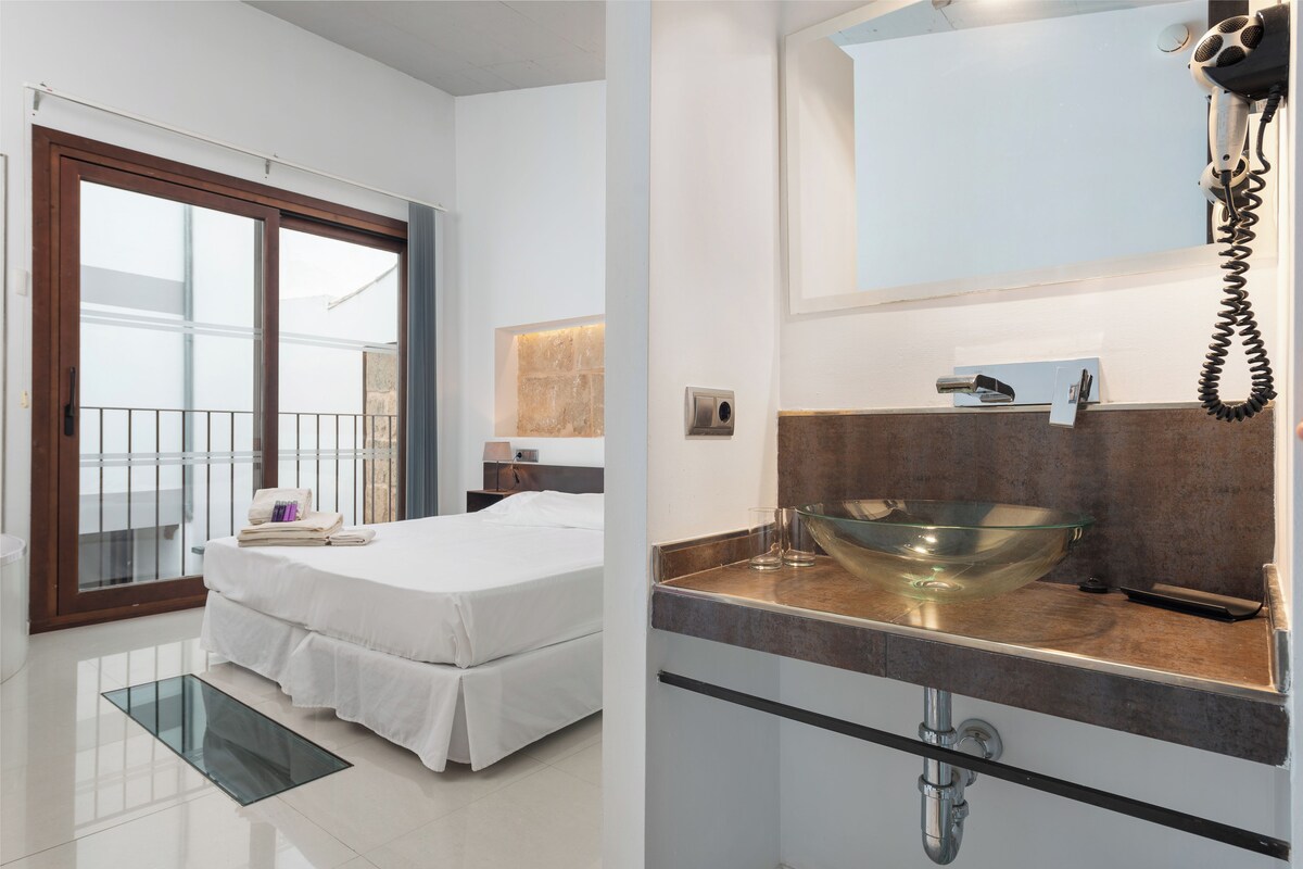 Minibar, escritorio, wifi gratis y ropa de cama