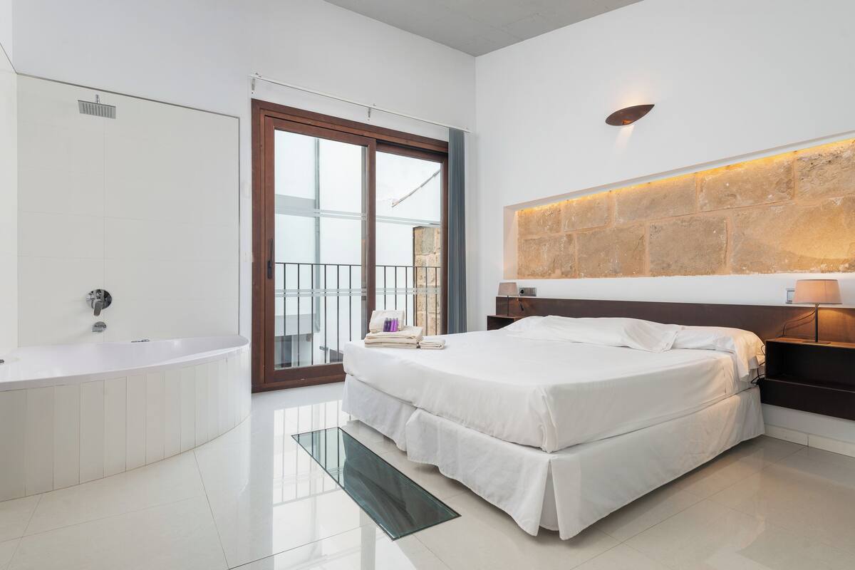 Minibar, escritorio, wifi gratis y ropa de cama