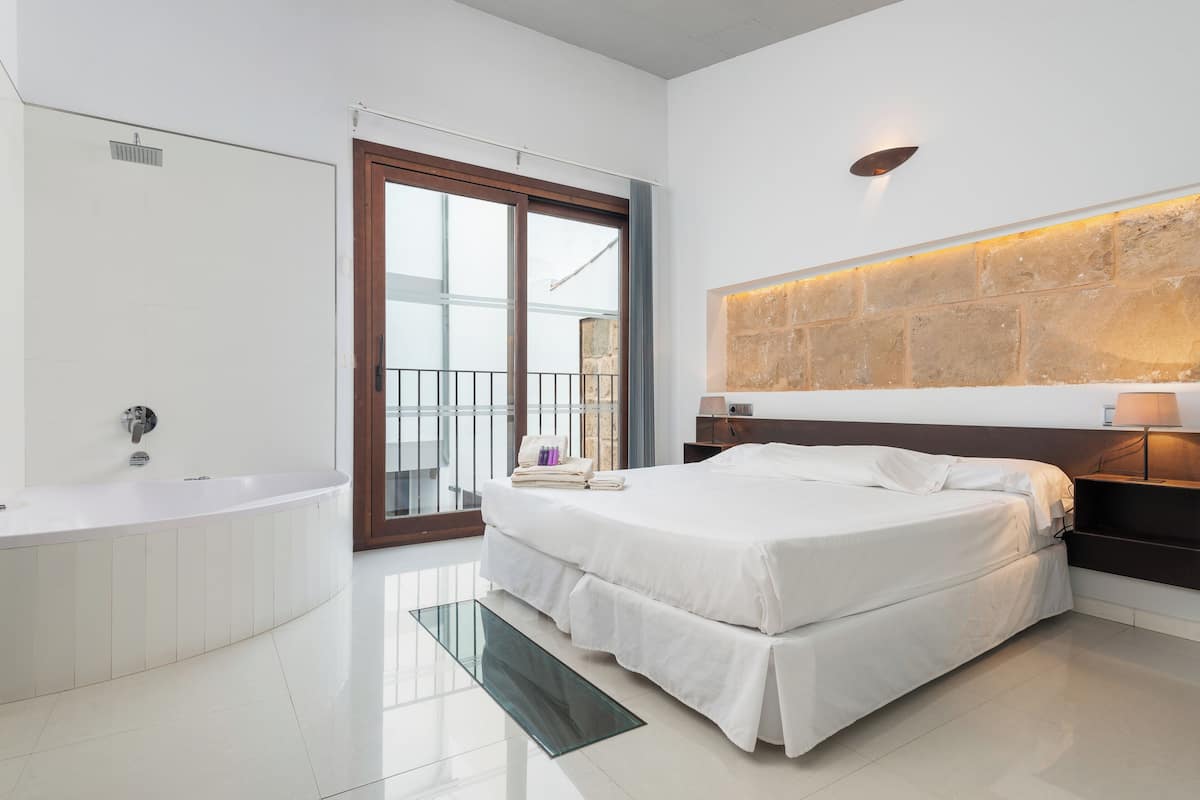 Minibar, desk, WiFi (free), bed sheets