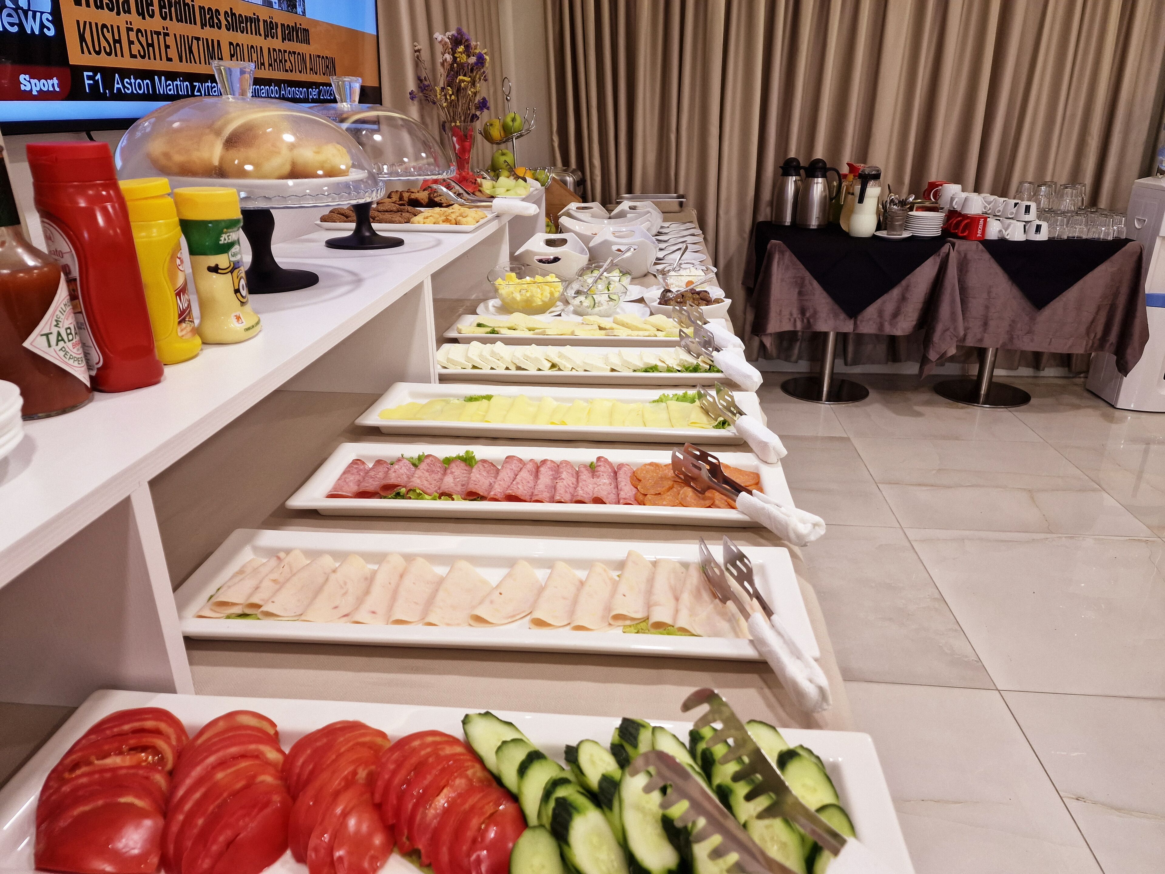 Un bufé con diferentes alimentos, salsas y cubiertos.