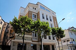 Un edificio de varios pisos con un estilo arquitectónico clásico, con balcones y ventanas amplias.