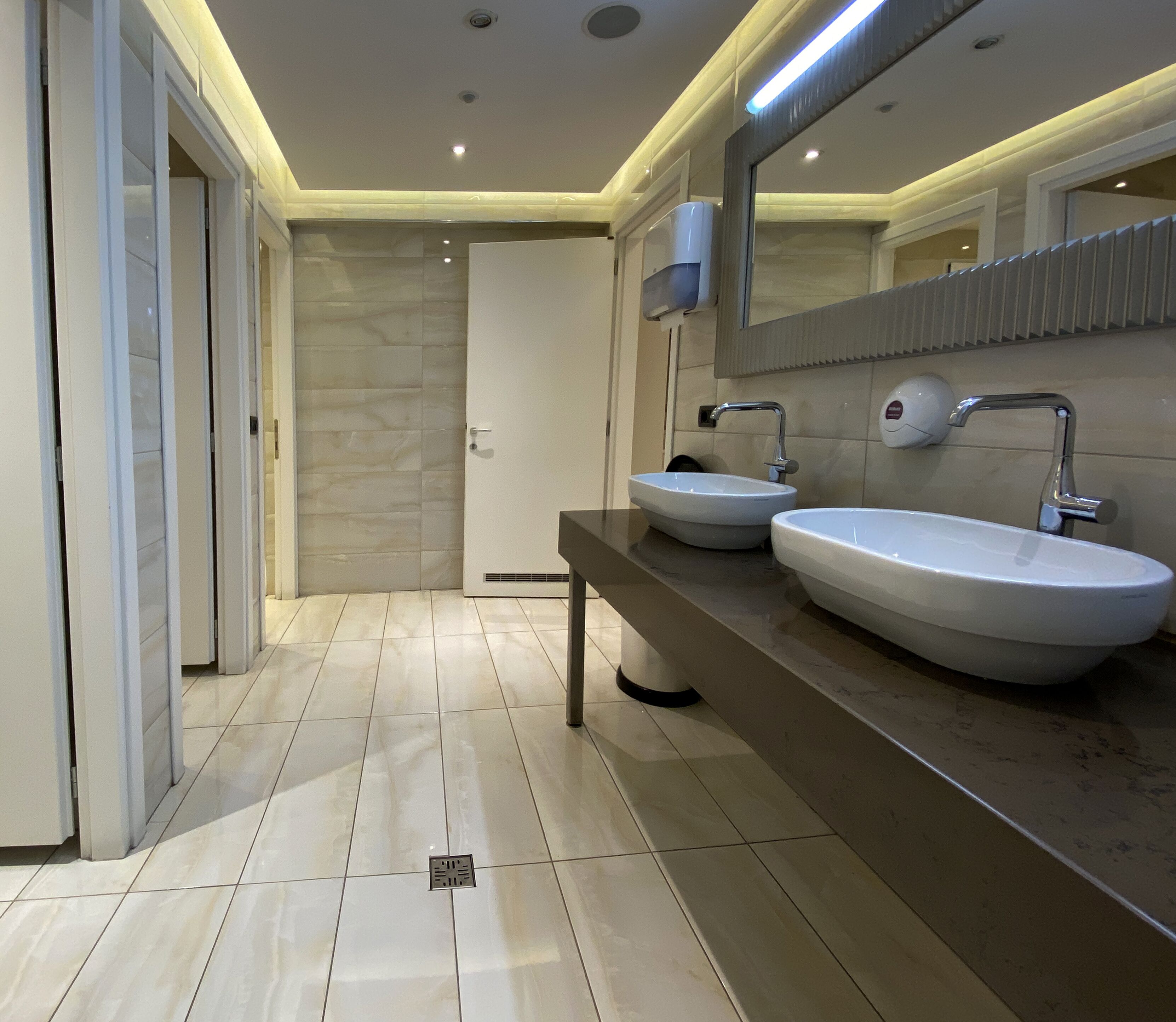 shower, free toiletries, hair dryer, slippers