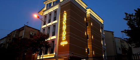 Un hôtel dont l’enseigne, bien visible, porte l’inscription « HÔTEL SENATOR ».