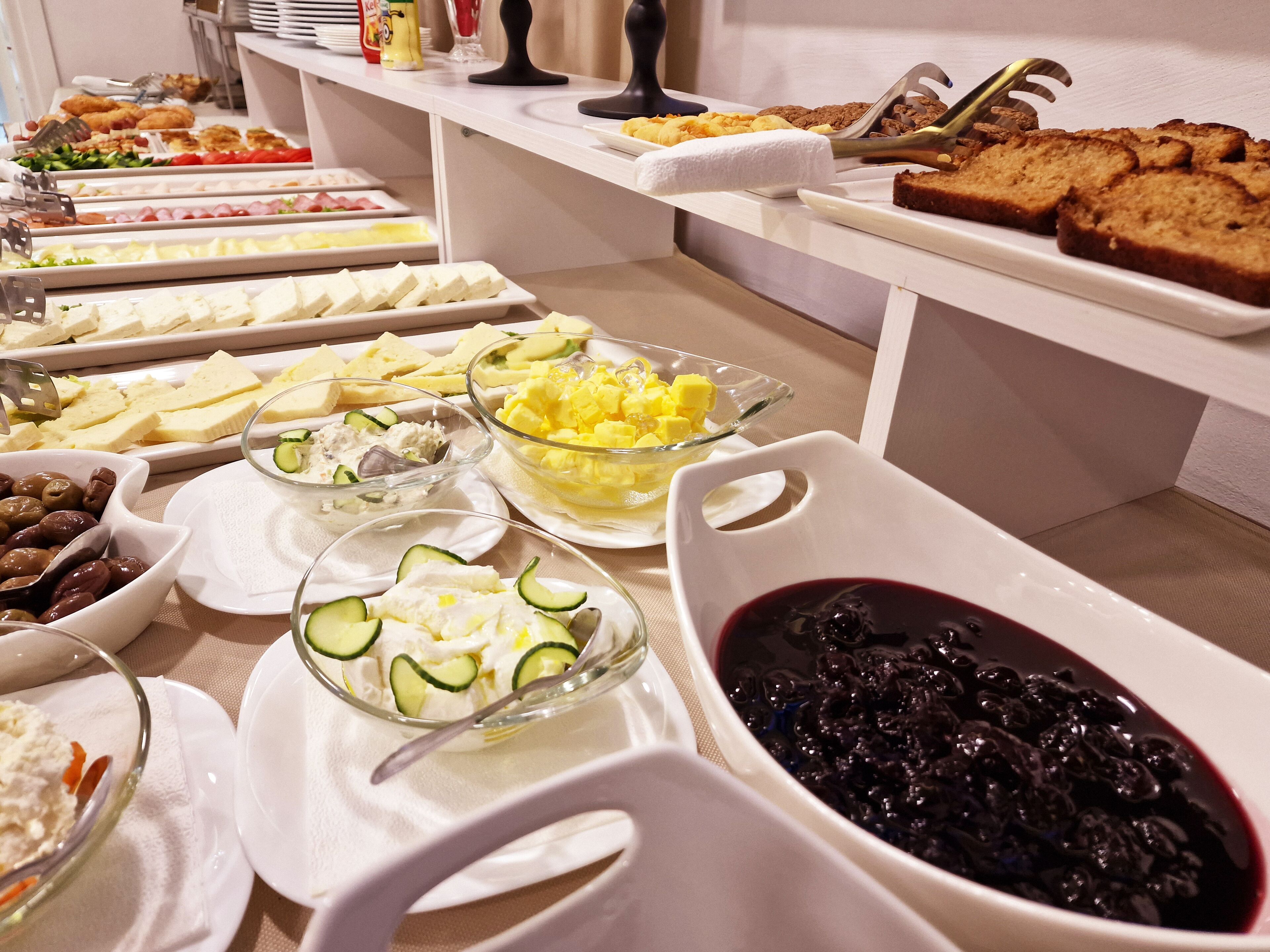 Buffet amb diferents plats, com fruita, verdura i postres.