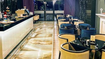 Bar (trong khuôn viên)