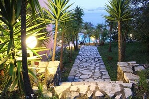 Property grounds - Villa Stefanos Bungalows (Corfu)