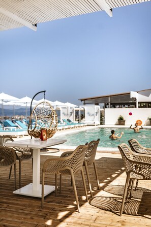 Outdoor pool, pool umbrellas, sun loungers