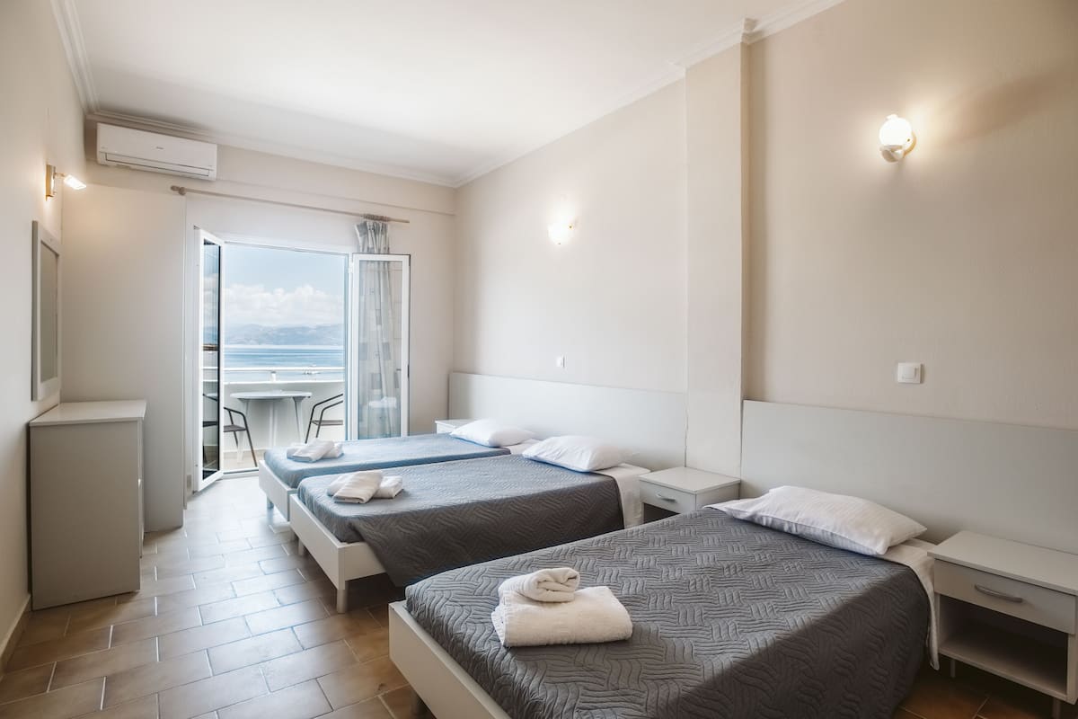 Estudio estándar, vista al mar (for 3) | Caja de seguridad en la habitación, escritorio y cortinas blackout