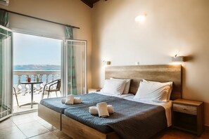 Caja de seguridad en la habitación, escritorio y cortinas blackout