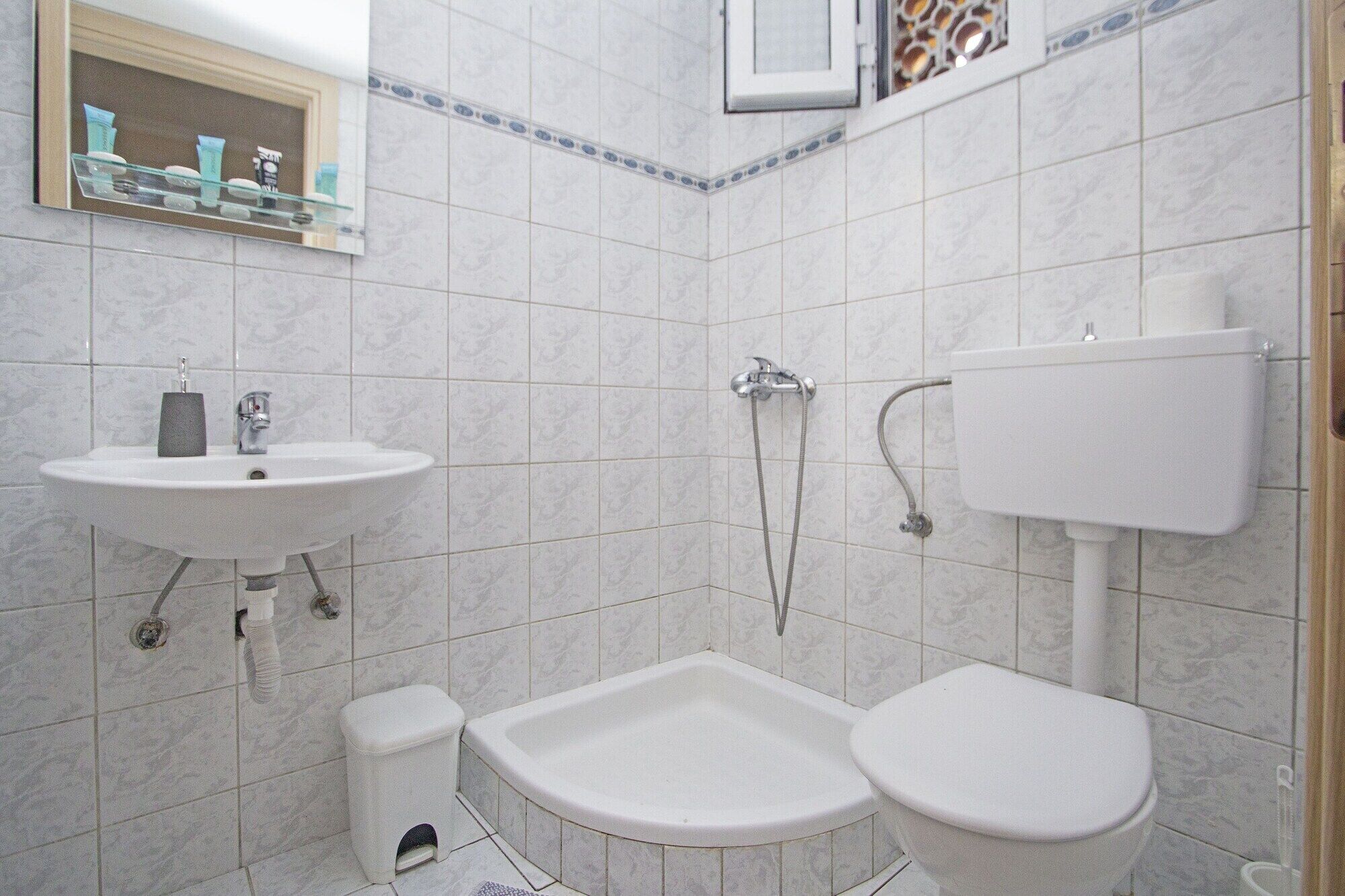 Un baño con lavamanos, inodoro y bañera.