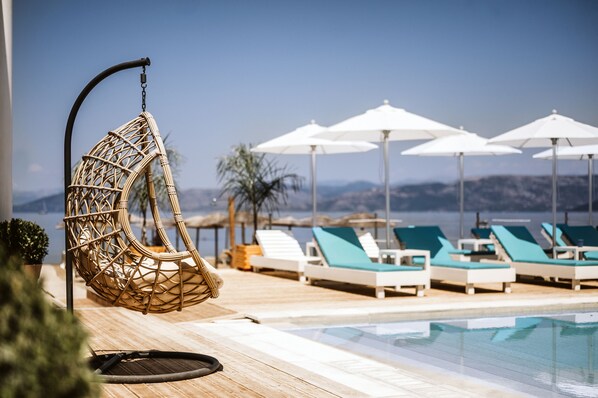 Piscine extérieure, parasols de plage, chaises longues