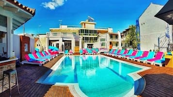 Outdoor pool, pool umbrellas, sun loungers