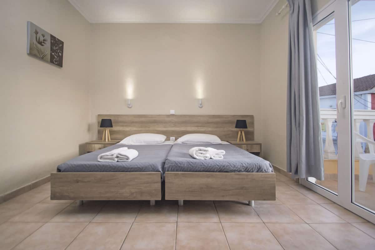 Habitación estándar con 2 camas individuales | Caja de seguridad en la habitación, escritorio y cortinas blackout