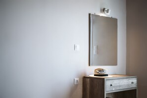 Caja de seguridad en la habitación, escritorio y cortinas blackout