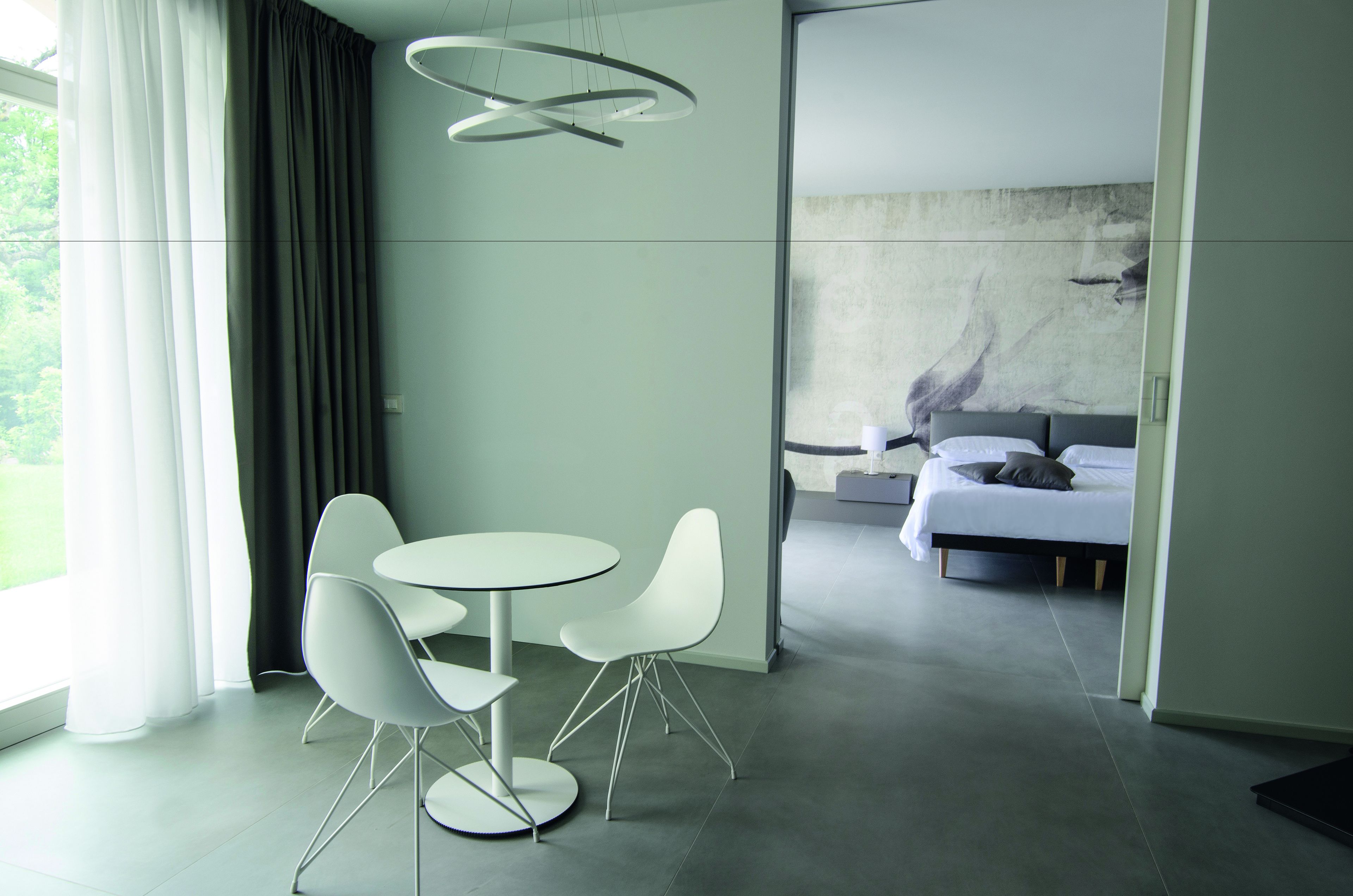 deluxe suite, garden view | premium bedding, minibar, in-room safe, desk