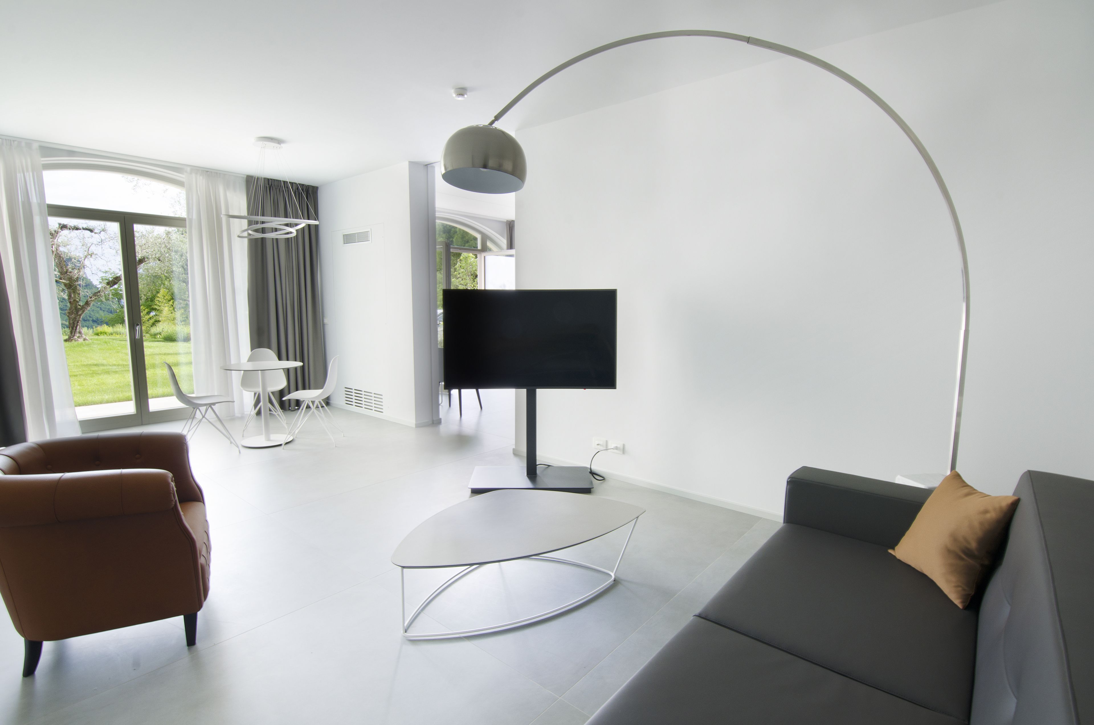 deluxe suite, garden view | premium bedding, minibar, in-room safe, desk