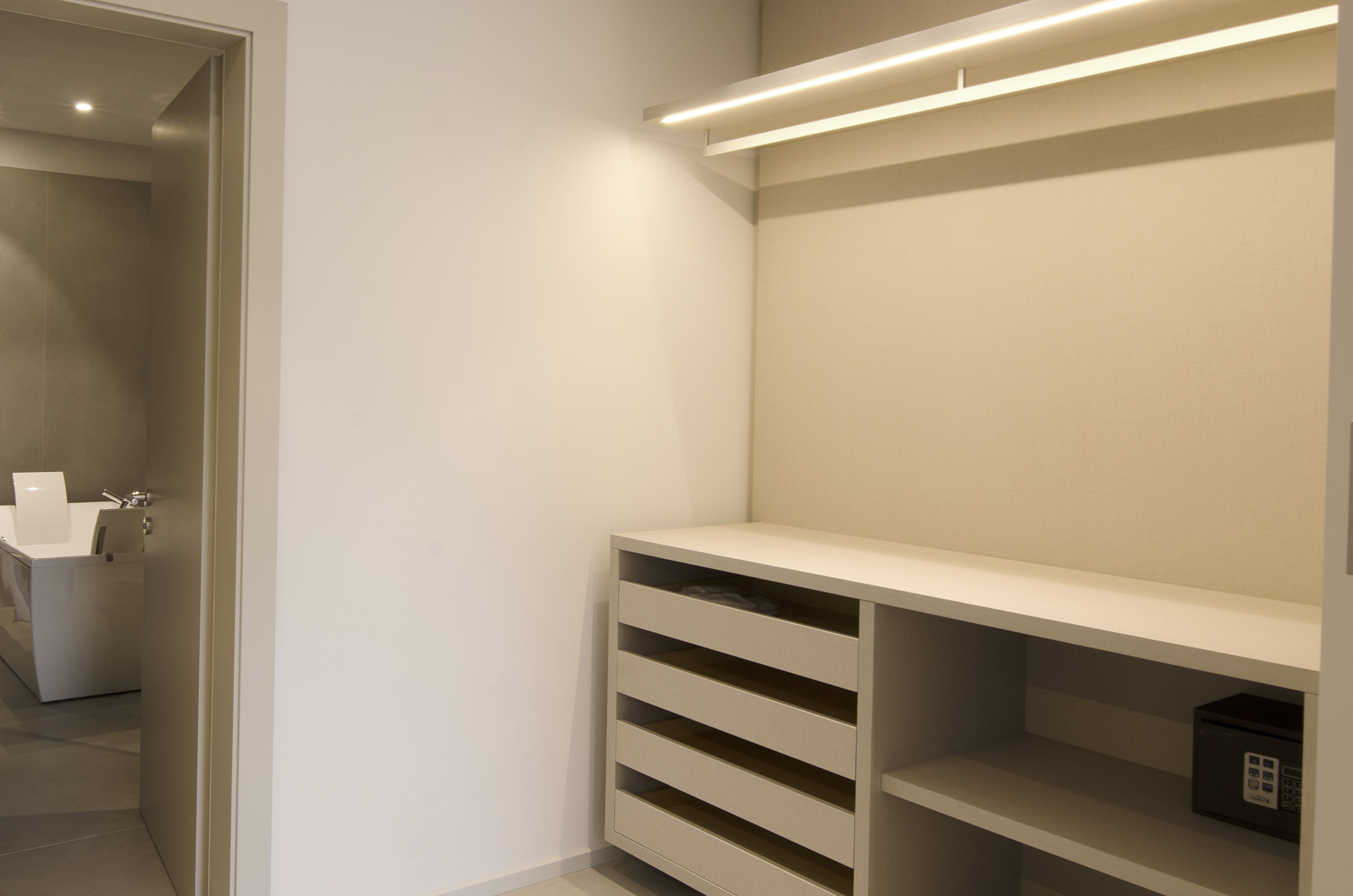 deluxe suite, garden view | premium bedding, minibar, in-room safe, desk