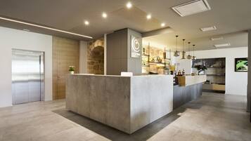 Daily continental breakfast (EUR 15 per person)