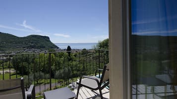 Suite, balcón, vista al lago | Vista desde la habitación