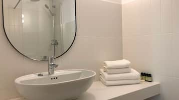 Habitación Confort | Baño | Ducha y cabezal de ducha tipo lluvia