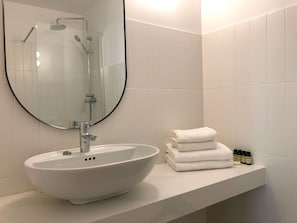 Comfort Room | Bathroom | Shower, rainfall showerhead, designer toiletries, hair dryer - The Mohouse Boutique Room (Barcelona)
