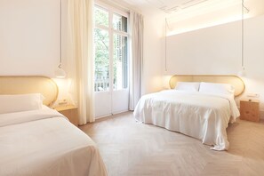 Egyptian cotton sheets, premium bedding, down duvets, memory-foam beds - The Mohouse Boutique Room (Barcelona)
