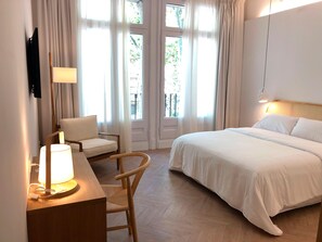 Egyptian cotton sheets, premium bedding, down duvets, memory-foam beds - The Mohouse Boutique Room (Barcelona)