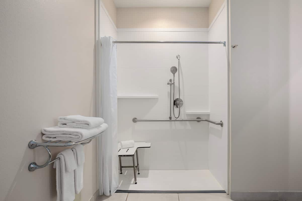 Room, 1 King Bed, Accessible, Non Smoking (Hearing, Roll-In Shower) | In-room safe, desk, laptop workspace, free WiFi