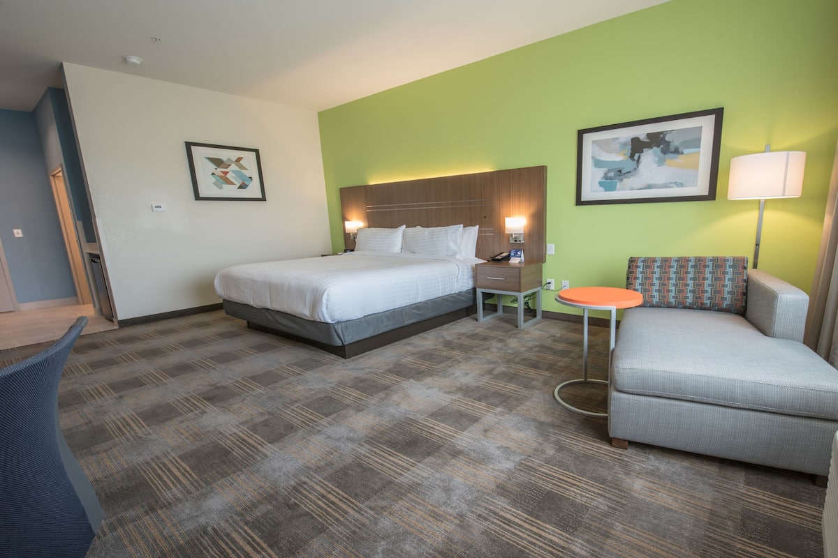 In-room safe, desk, laptop workspace, free WiFi