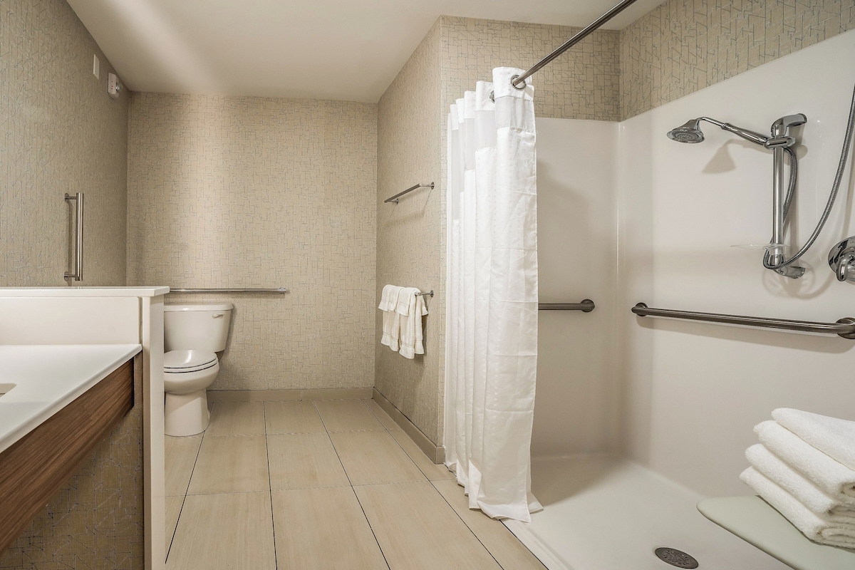 Quarto standard, 2 camas Queen, acessível (Mobility, Roll-In Shower) | Cofres nos quartos, escrivaninha, espaço de trabalho para notebook