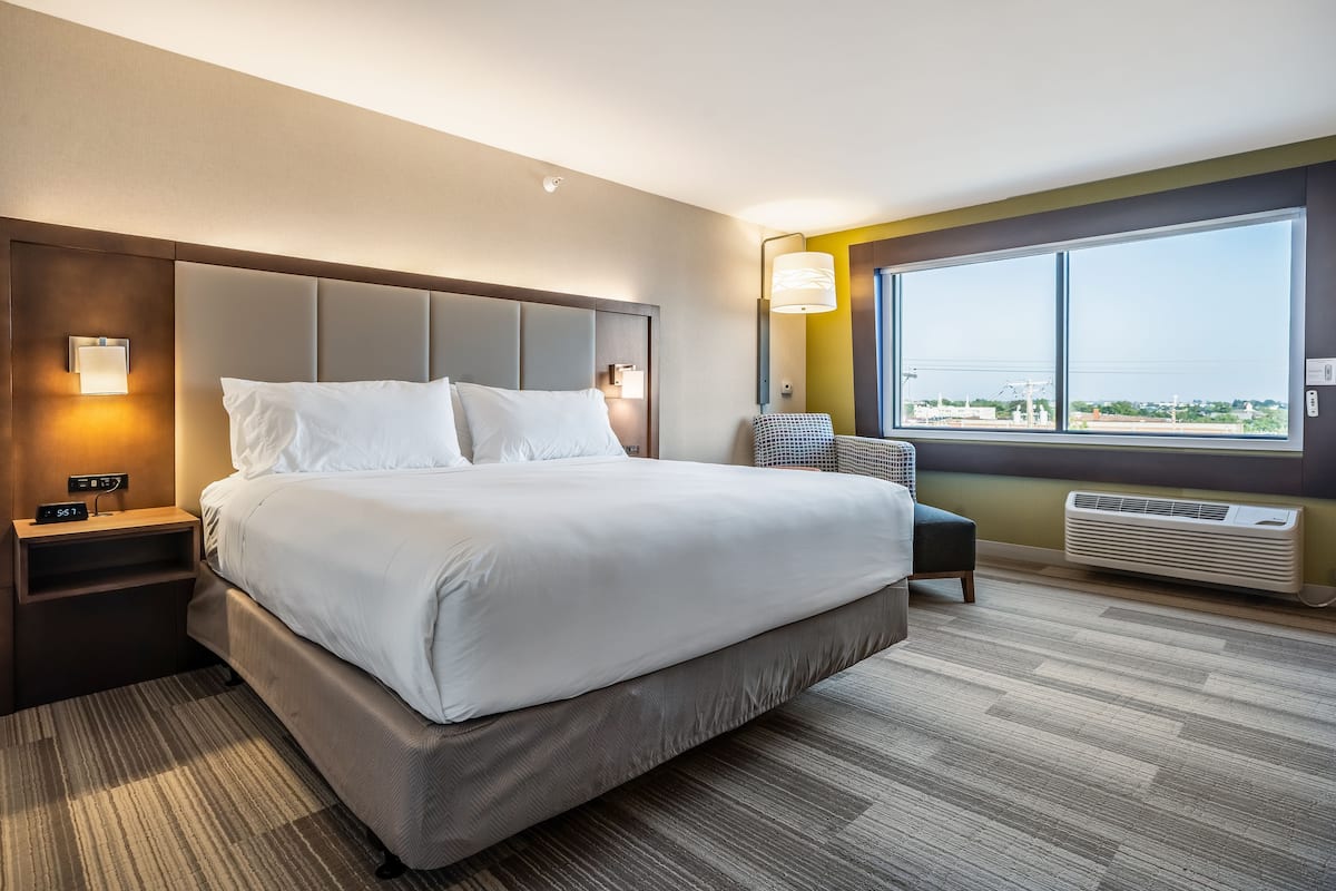 in-room safe, desk, laptop workspace, blackout curtains