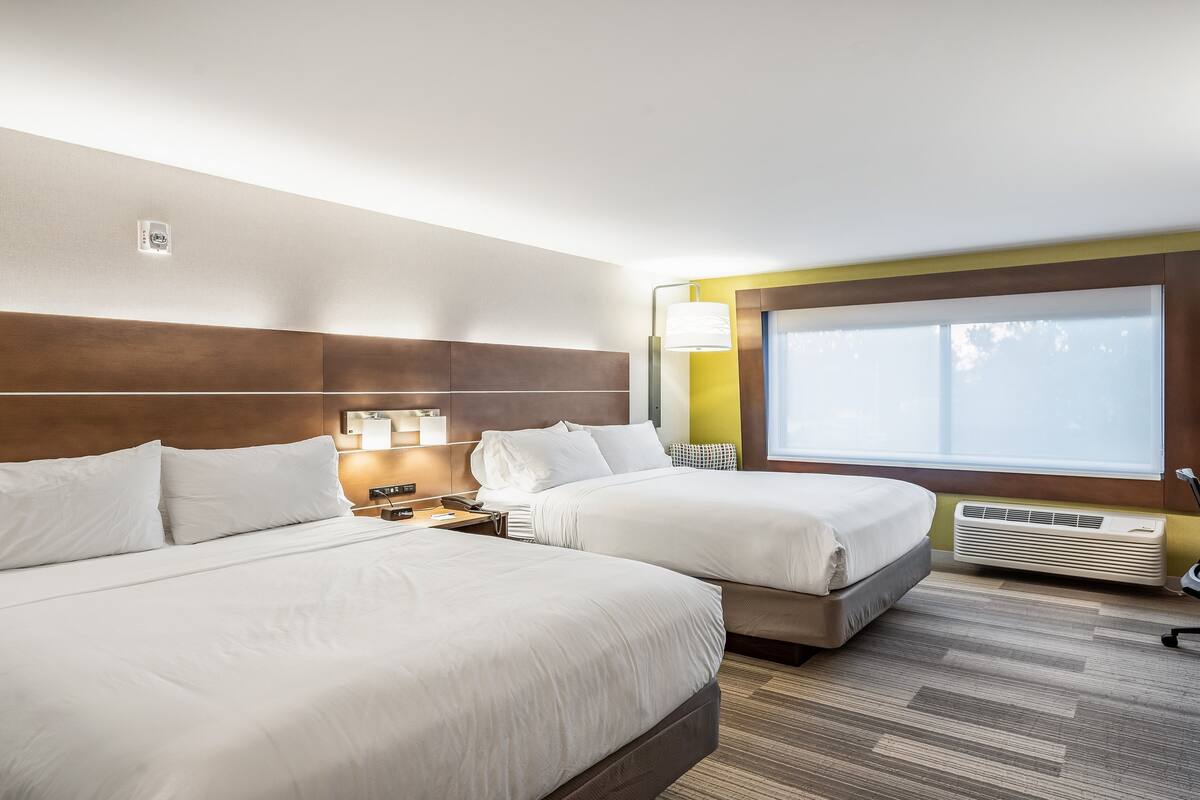 in-room safe, desk, laptop workspace, blackout curtains