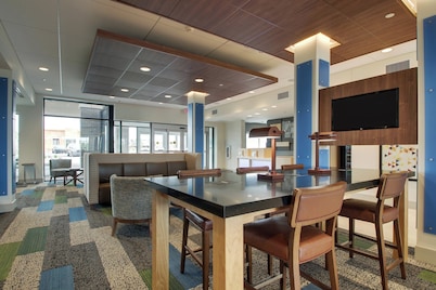 Holiday Inn Express and Suites-Elizabethtown North by IHG