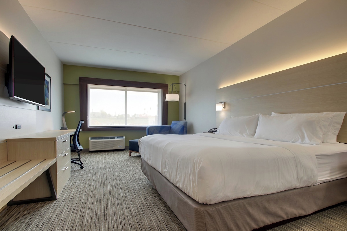 In-room safe, desk, blackout drapes, soundproofing